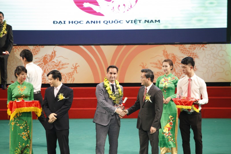 bon nam lien tuc buv nhan giai thuong rong vang