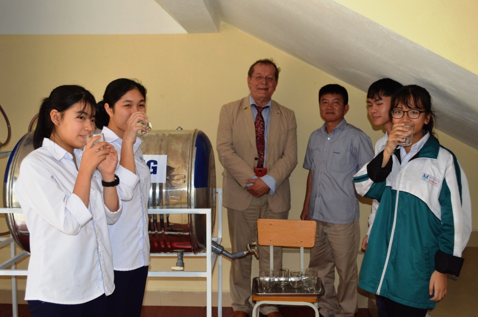 bang hessen tang may loc nuoc va hoc bong cho hoc sinh quang ninh