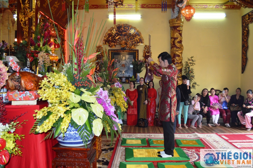 tan mat xem nghe sy hoai linh te le den song son