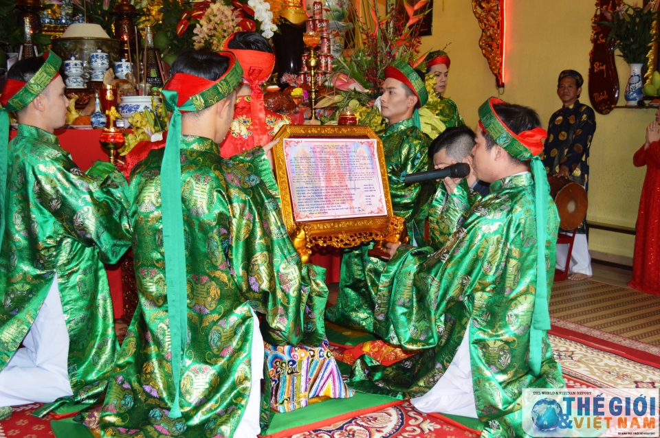 tan mat xem nghe sy hoai linh te le den song son