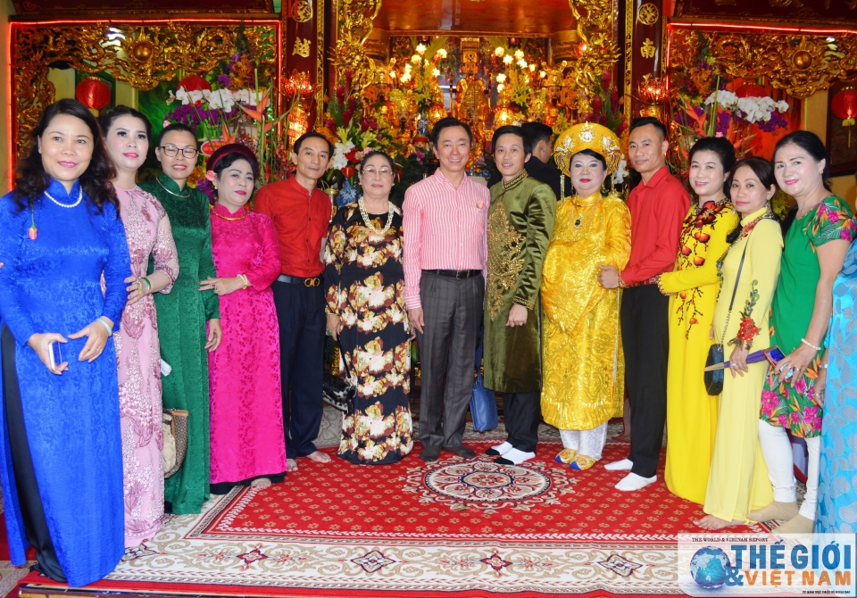 tan mat xem nghe sy hoai linh te le den song son