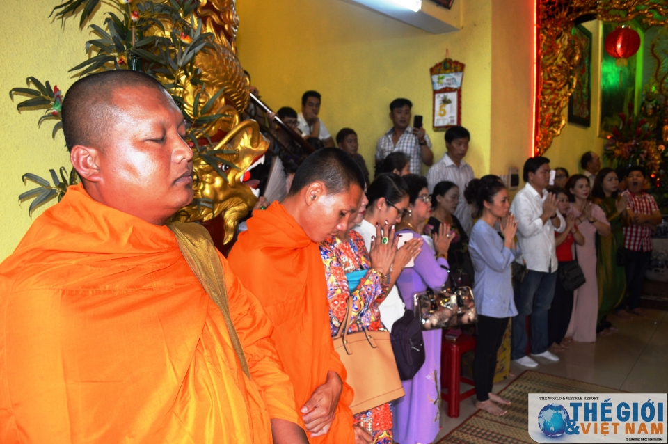 tan mat xem nghe sy hoai linh te le den song son