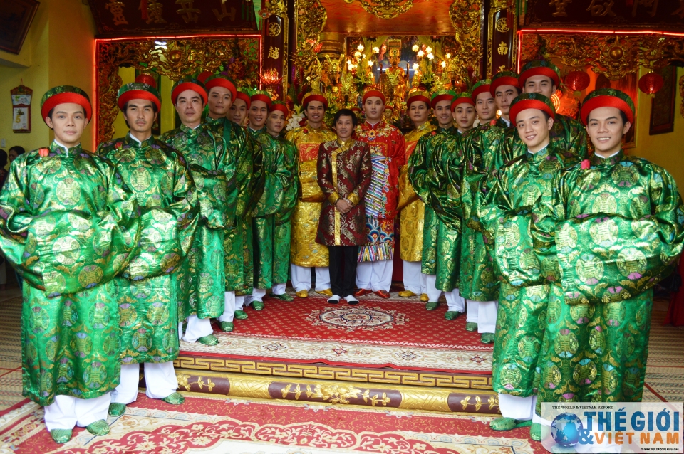 tan mat xem nghe sy hoai linh te le den song son