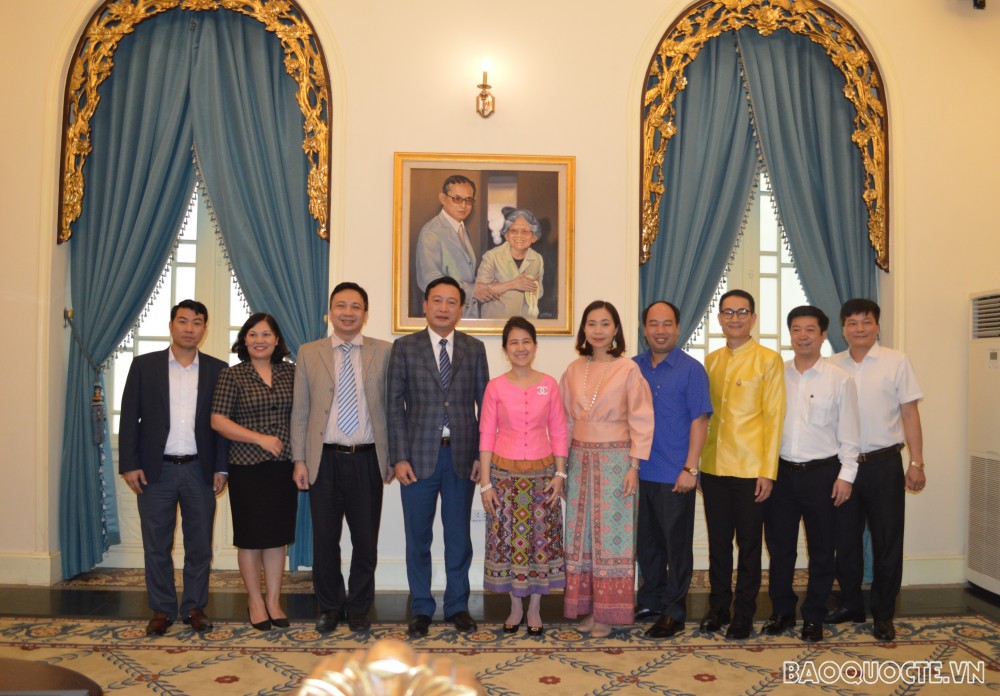 Đại biện lâm thời Thái Lan tại Việt Nam Morakot Janemathukorn (ở giữa) chụp ảnh kỷ niệm với đại diện các đơn vị tham dự Hội thảo. (Ảnh: MH)