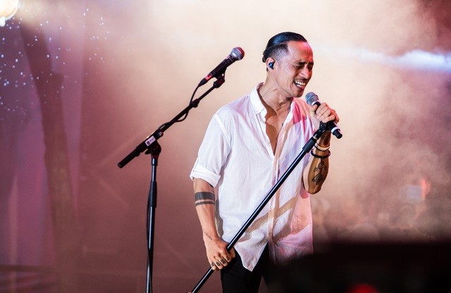 Ở chương trình nào cũng vậy, Bức Tường luôn đặt một chiếc micro trống trên sân khấu, dành riêng cho cố nghệ sĩ Trần Lập. (Nguồn: Dân trí)