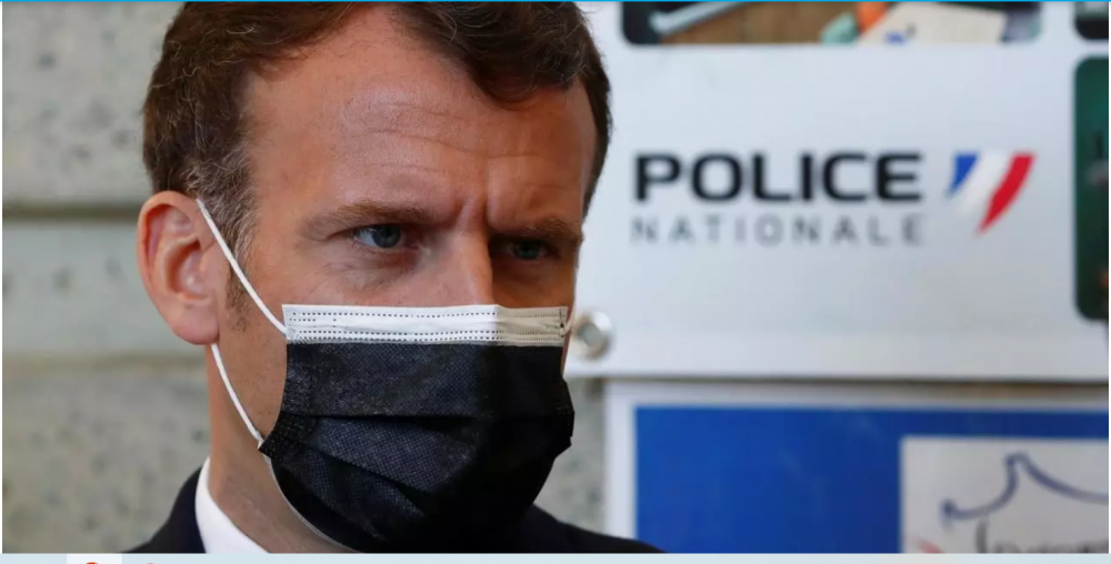 Tổng thống Emmanuel Macron trong chuyến thăm đồn cảnh sát Montpellier ngày 19/4/2021. (Nguồn: France24)
