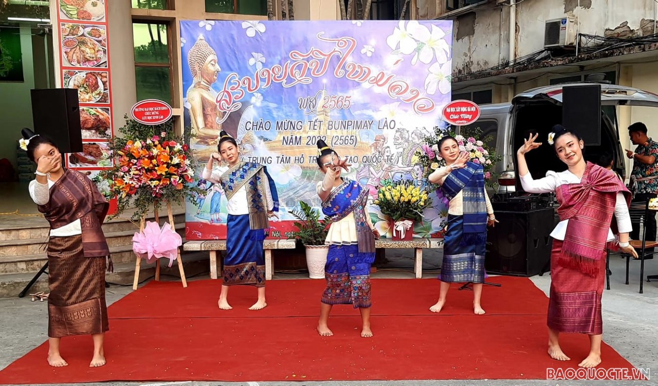 Rộn ràng chào mừng Tết Bunpimay Lào năm 2022