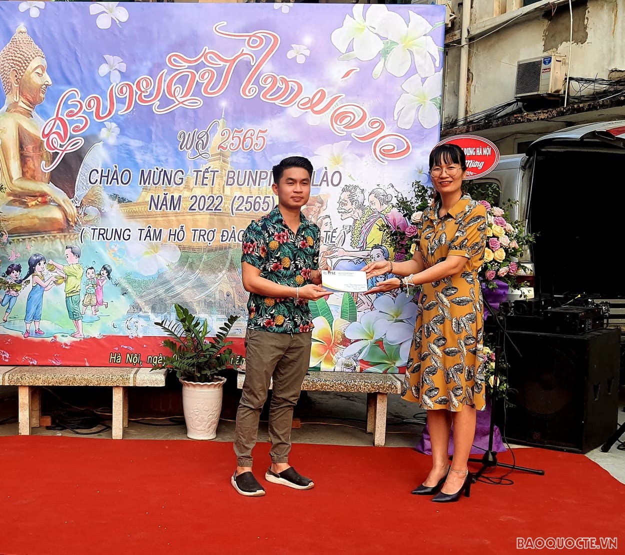 Rộn ràng chào mừng Tết Bunpimay Lào năm 2022