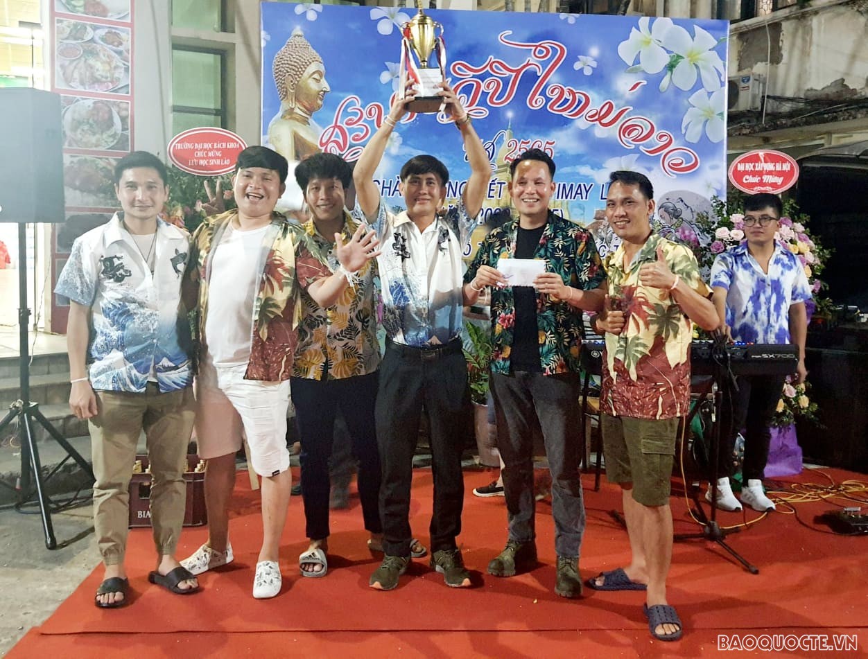 Rộn ràng chào mừng Tết truyền thống Bunpimay Lào năm 2022