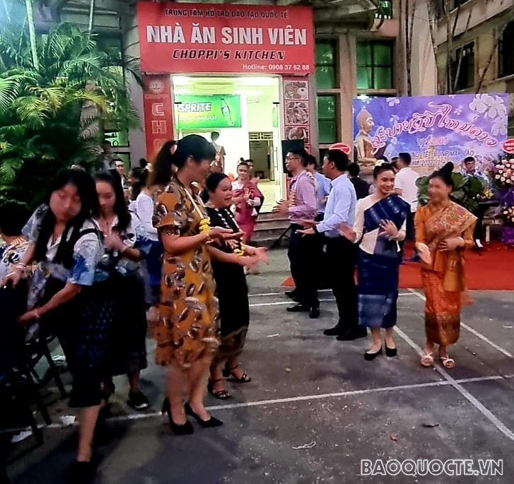 Rộn ràng chào mừng Tết Bunpimay Lào năm 2022