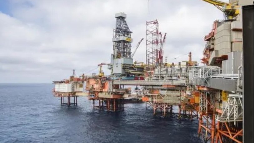 Vì sao giá dầu giảm sâu xuống dưới 100 USD/thùng?