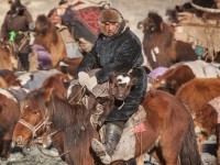 chang thanh nien cua bo toc awa gay sot voi ve ngoai dien trai