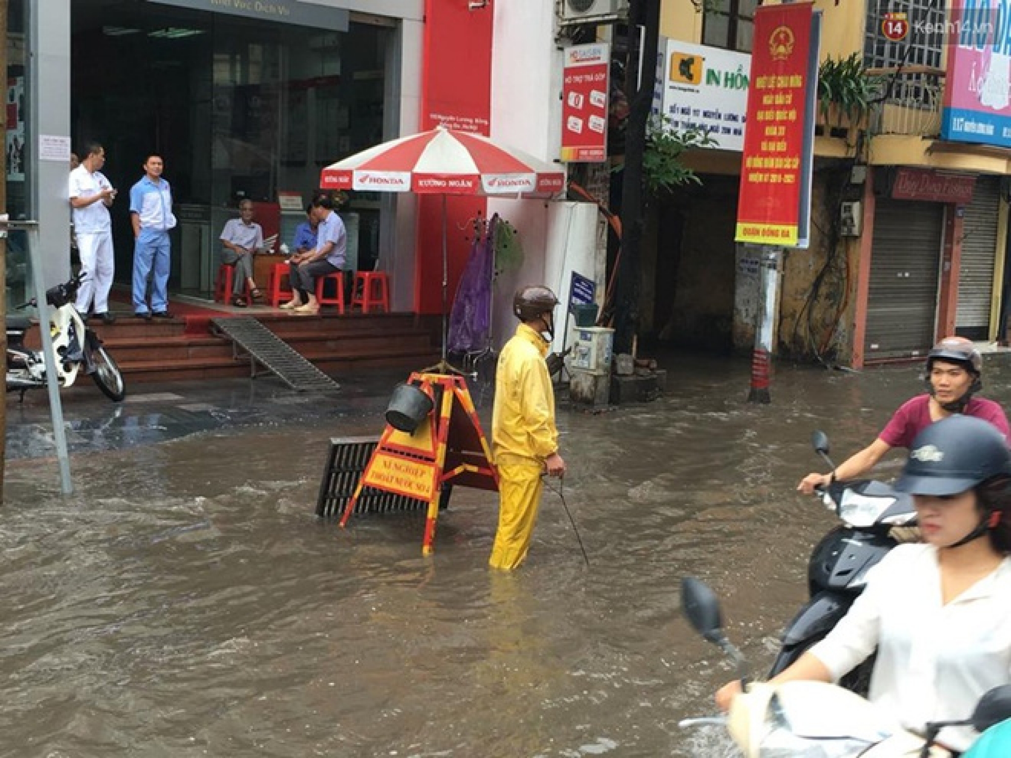 ha noi mua lon ca dem gay ngap nghiem trong
