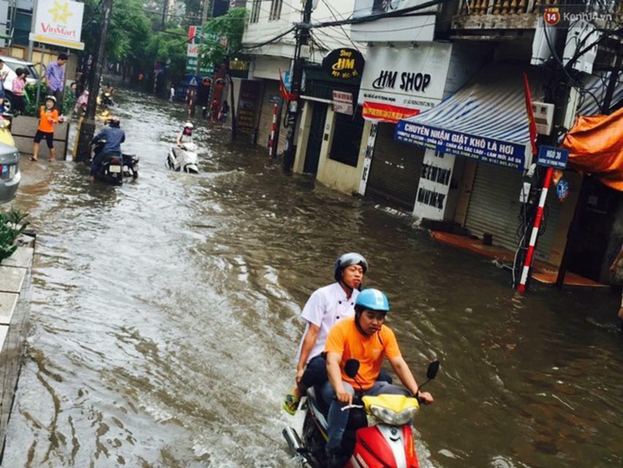ha noi mua lon ca dem gay ngap nghiem trong