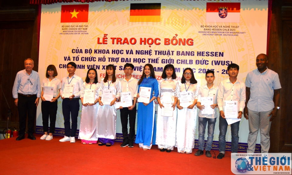 trao hoc bong duc cho hon 100 sinh vien xuat sac nam 2017 2018