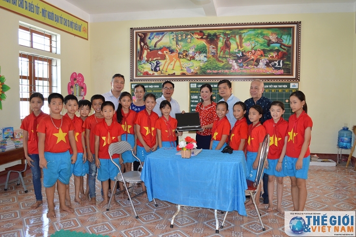 dem nuoc sach ve noi ron lu mien trung