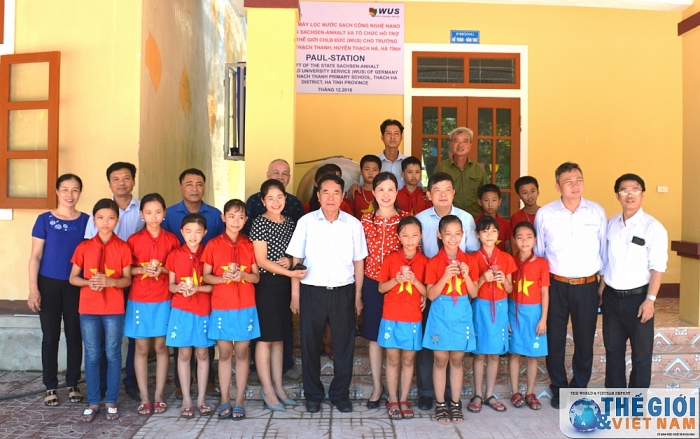 dem nuoc sach ve noi ron lu mien trung