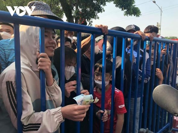 Khát vé xem bóng đá nam, "Biển người" chen lấn mua vé xem U23 Việt Nam đá SEA Games 31