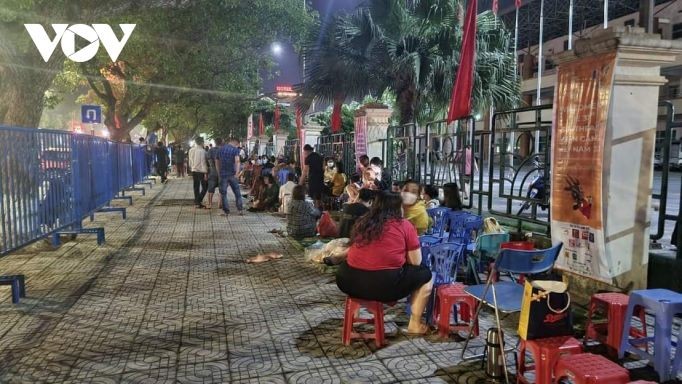 Rất đông người xếp hàng và thậm chí ngủ tại chỗ để chờ đợi từ đêm hôm trước (2/5) . (Nguồn: VOV)