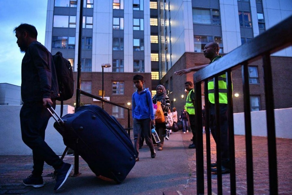 London: Nhiều người dân sống ở chung cư sơ tán do lo ngại hỏa hoạn london nhieu nguoi dan song o chung cu so tan do lo ngai hoa hoan