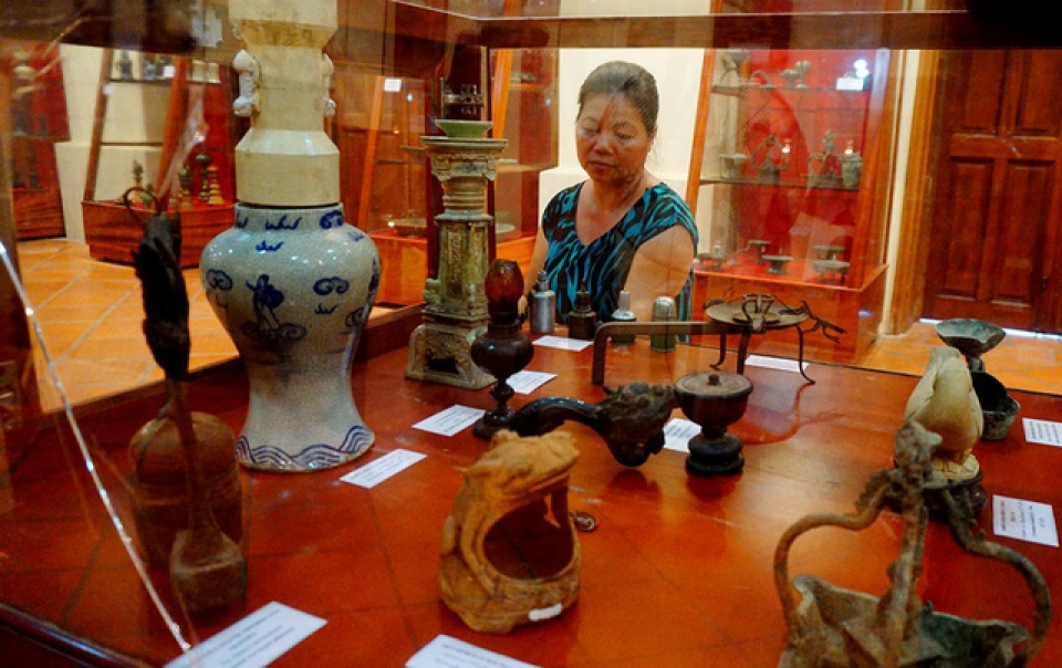 Ngỡ ngàng bộ sưu tập đèn dầu cổ hàng nghìn năm tuổi ngo ngang bo suu tap den dau co hang nghin nam tuoi