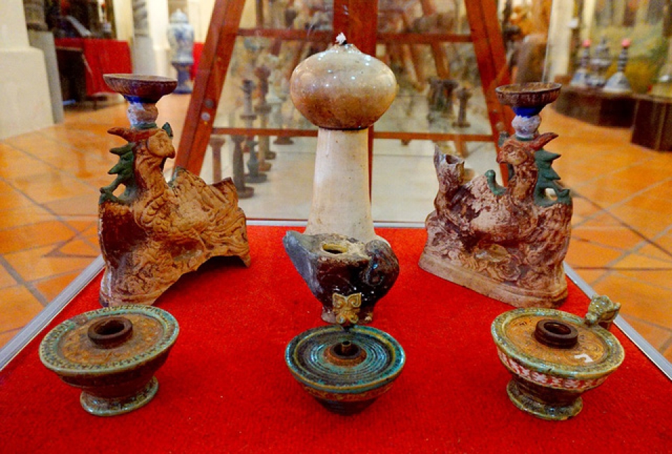 Ngỡ ngàng bộ sưu tập đèn dầu cổ hàng nghìn năm tuổi ngo ngang bo suu tap den dau co hang nghin nam tuoi