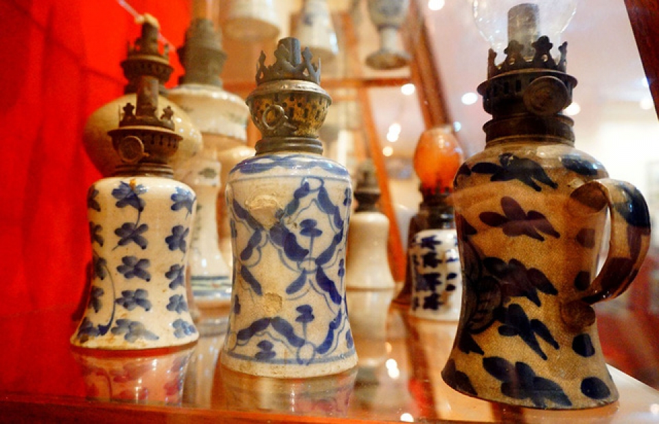 Ngỡ ngàng bộ sưu tập đèn dầu cổ hàng nghìn năm tuổi ngo ngang bo suu tap den dau co hang nghin nam tuoi