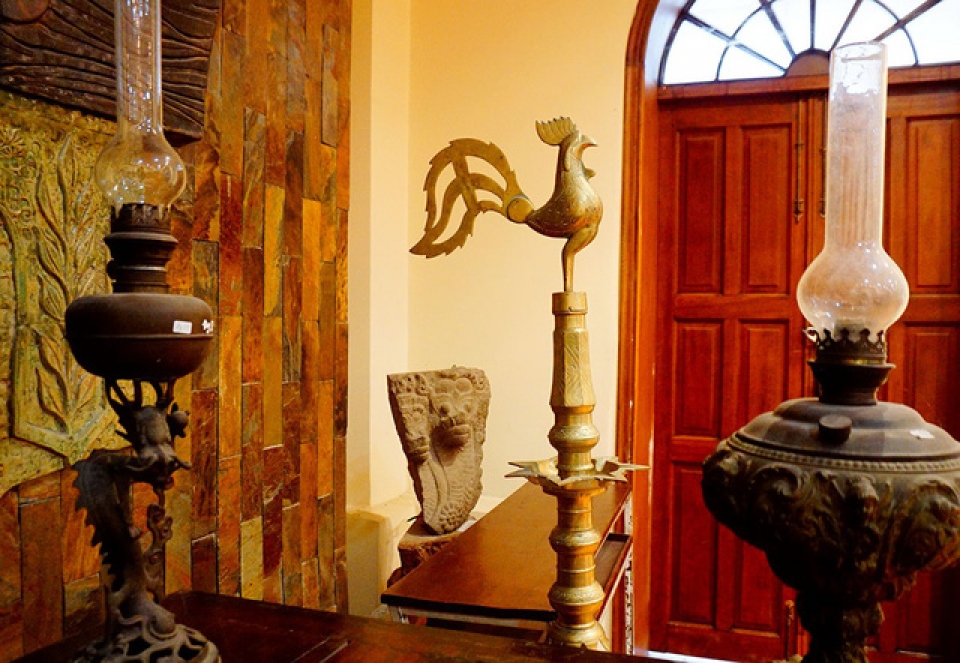 Ngỡ ngàng bộ sưu tập đèn dầu cổ hàng nghìn năm tuổi ngo ngang bo suu tap den dau co hang nghin nam tuoi