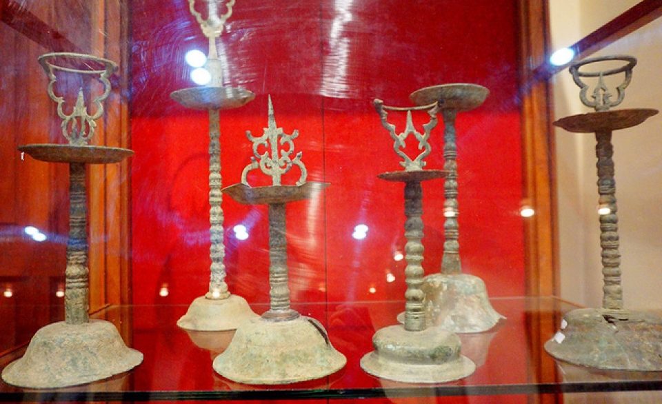 Ngỡ ngàng bộ sưu tập đèn dầu cổ hàng nghìn năm tuổi ngo ngang bo suu tap den dau co hang nghin nam tuoi