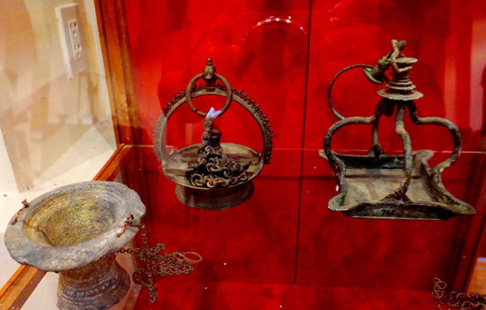 Ngỡ ngàng bộ sưu tập đèn dầu cổ hàng nghìn năm tuổi ngo ngang bo suu tap den dau co hang nghin nam tuoi