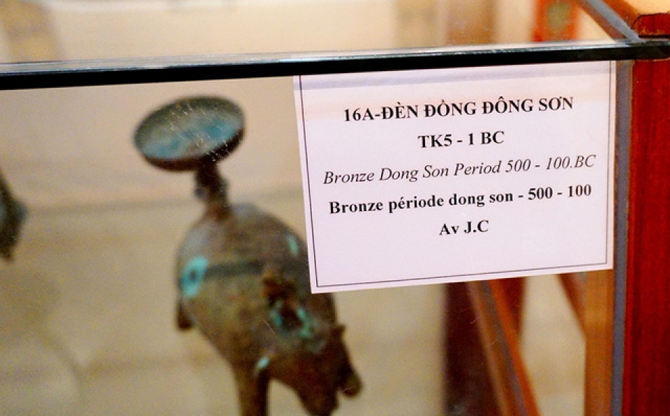 Ngỡ ngàng bộ sưu tập đèn dầu cổ hàng nghìn năm tuổi ngo ngang bo suu tap den dau co hang nghin nam tuoi