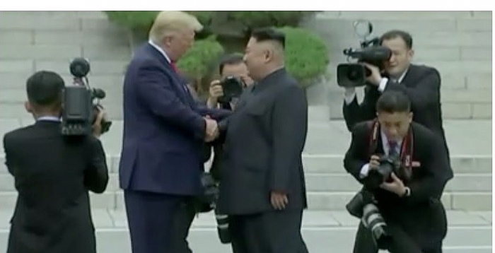 donald trump la tong thong my duong nhiem dau tien dat chan toi trieu tien