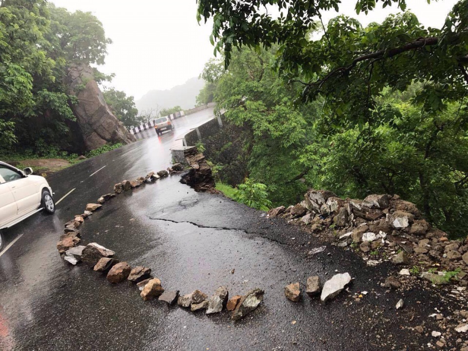 mount abu mua lon chua tung co trong 100 nam gay sat lo dat nghiem trong