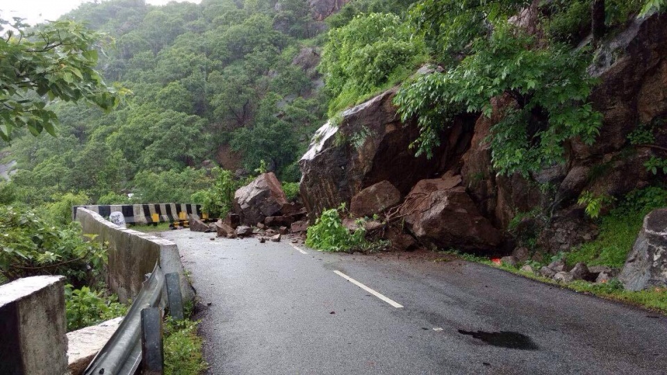 mount abu mua lon chua tung co trong 100 nam gay sat lo dat nghiem trong