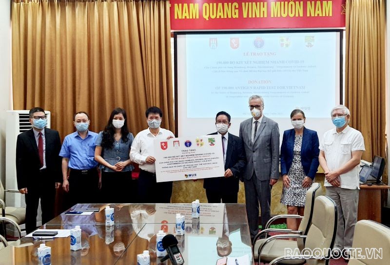 Bộ Y tế tiếp nhận 190.000 bộ két xét nghiệm Covid-19 trong dự kiến 1 triệu bộ xét nghiệm của Đức Bộ Y tế tiếp nhận 190.000 bộ két xét nghiệm Covid-19 trong dự kiến 1 triệu bộ xét nghiệm của Đức