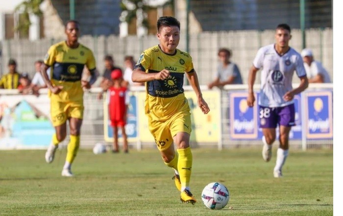 Quang Hải sáng cửa đá chính ở Pau FC Quang Hải sáng cửa đá chính ở Pau FC