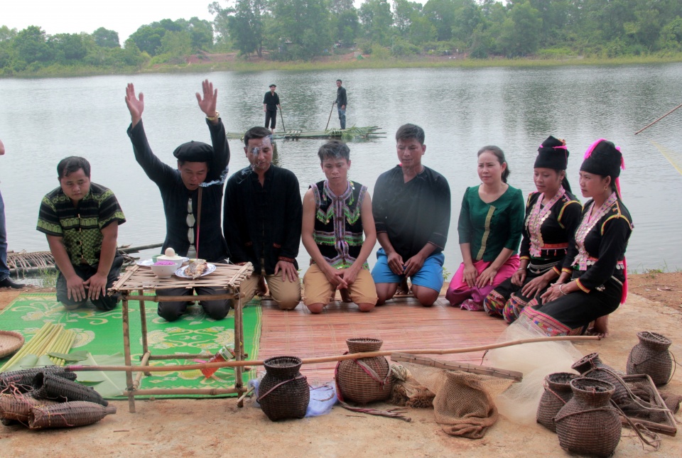 tai hien hoat dong danh bat ca cua dong bao kho mu