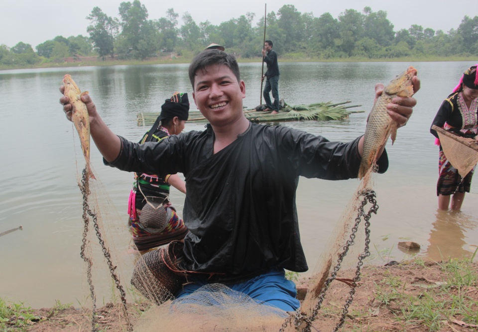 tai hien hoat dong danh bat ca cua dong bao kho mu