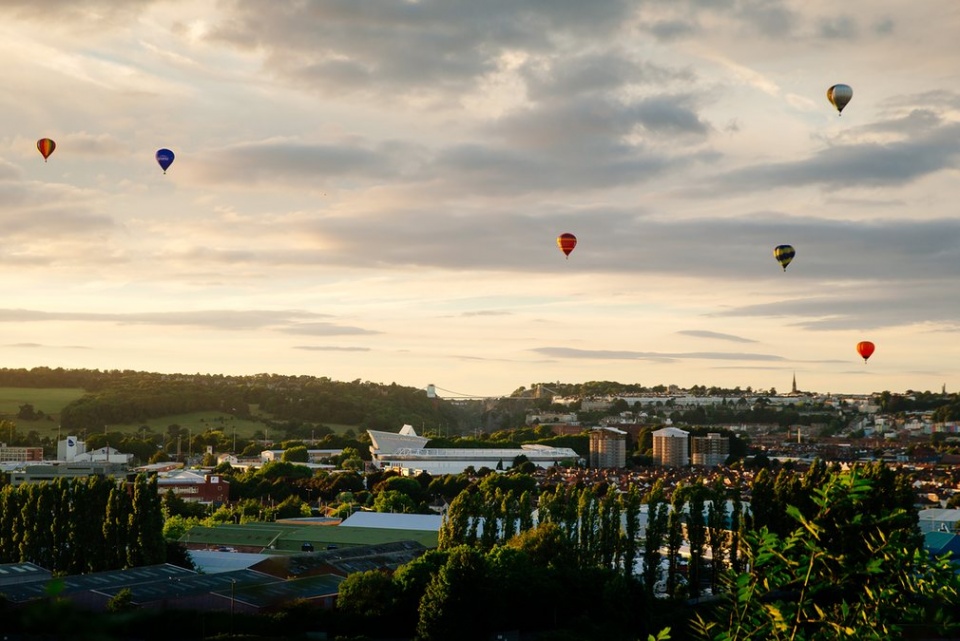 buc tranh ruc ro tren bau troi nuoc anh