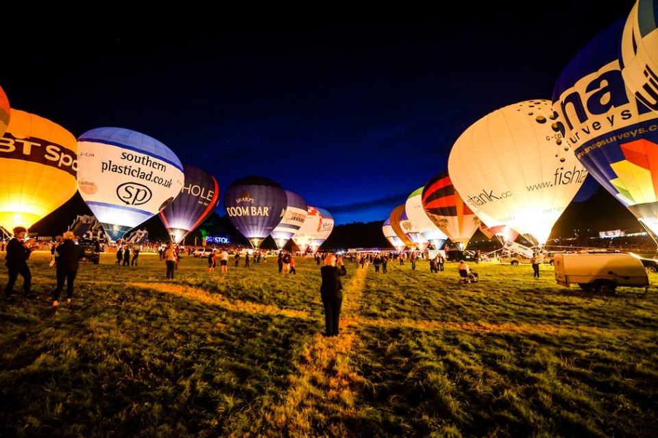 buc tranh ruc ro tren bau troi nuoc anh