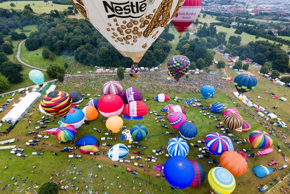 buc tranh ruc ro tren bau troi nuoc anh