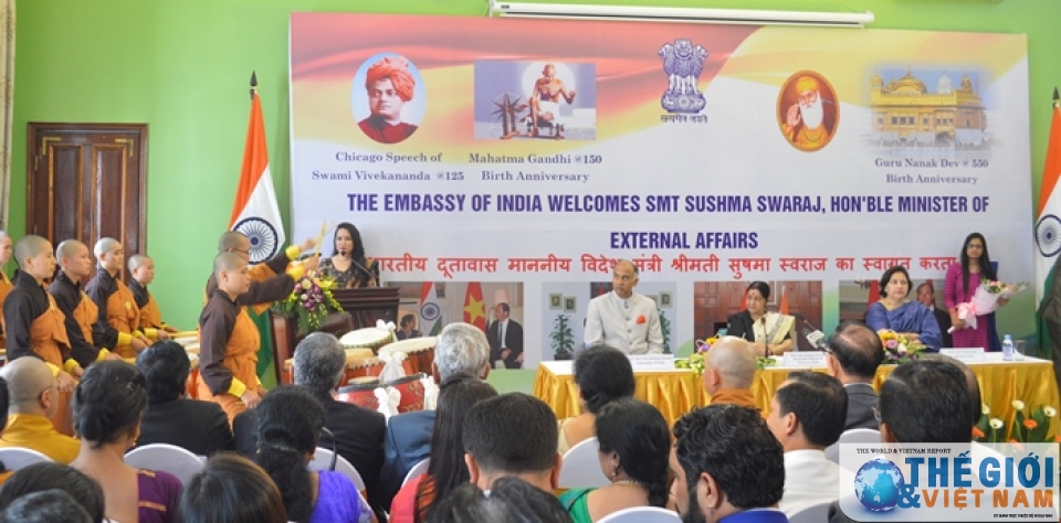 khanh thanh tuong mahatma gandhi giua long ha noi