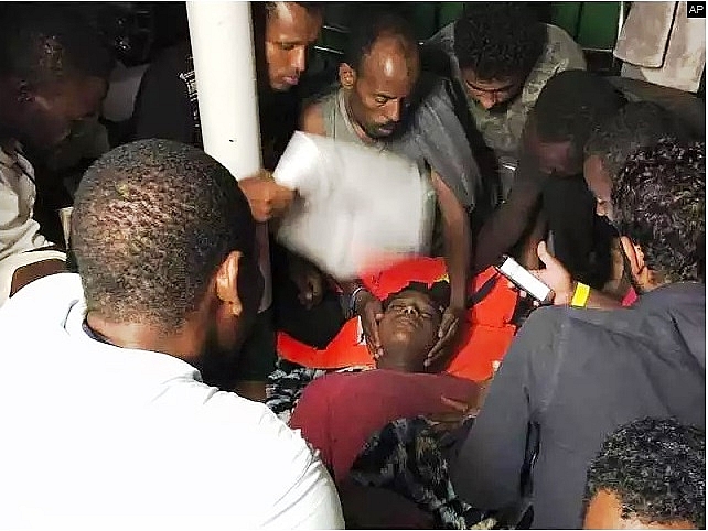 nhieu nguoi di cu nhay khoi tau cuu ho gan hai cang cua italy