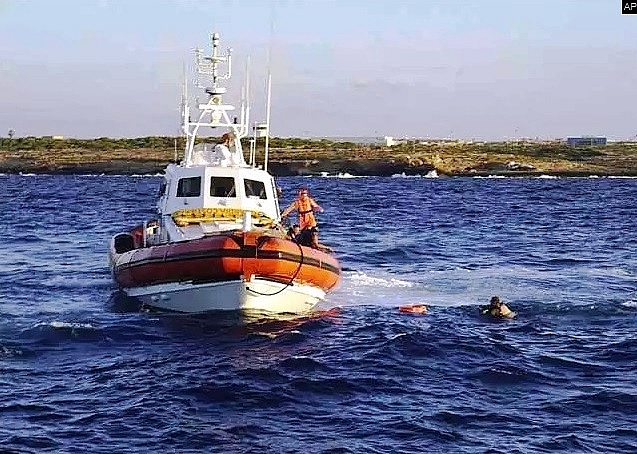 nhieu nguoi di cu nhay khoi tau cuu ho gan hai cang cua italy