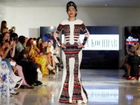 Người mẫu bị tạt axit tự tin trên sàn catwalk New York
