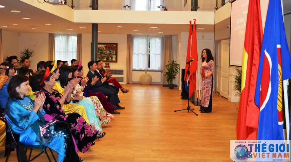 mit tinh ky niem cach mang thang tam va quoc khanh 29 tai ha lan