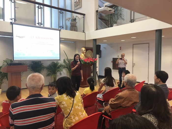 khai giang lop hoc tieng viet cho con em kieu bao tai ha lan