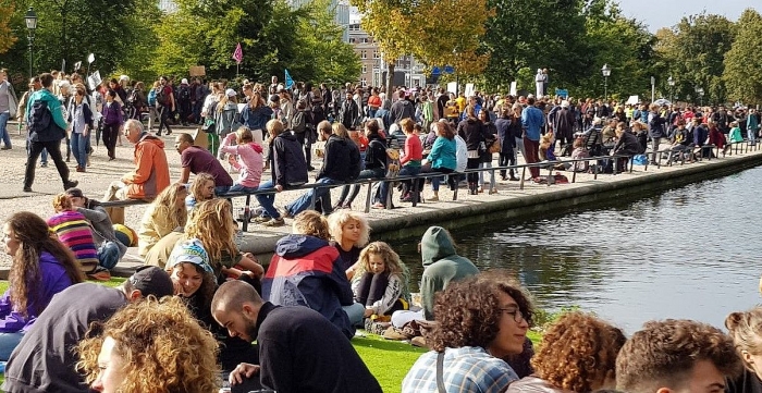 bieu tinh quy mo lon chong bien doi khi hau o la haye ha lan