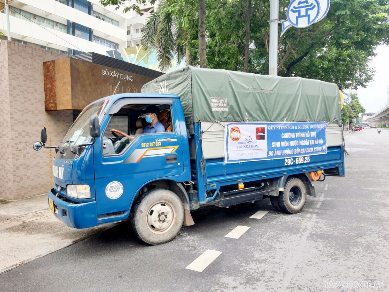 Hỗ trợ sinh viên quốc tế: Không chỉ là quà, mà là trao gửi yêu thương