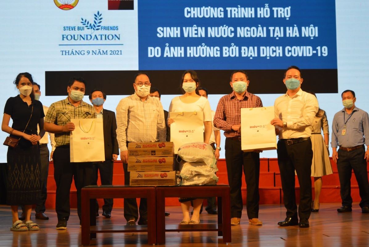 Các suất quà hỗ trợ được giao tận nơi cho 10 trường đại học tại Hà Nội gồm: Trường Đại học Bách Khoa Hà Nội, Đại học Xây dựng Hà Nội, Học viện Ngân hàng, Đại học Thủy Lợi, Đại học Giao thông Vận tải. Đại học Kiến trúc Hà Nội, Đại học Thương mại, Đại học Điện lực, Đại học Mỏ Địa chất, Đại học Nội vụ. (Ảnh: Cẩm Lai)